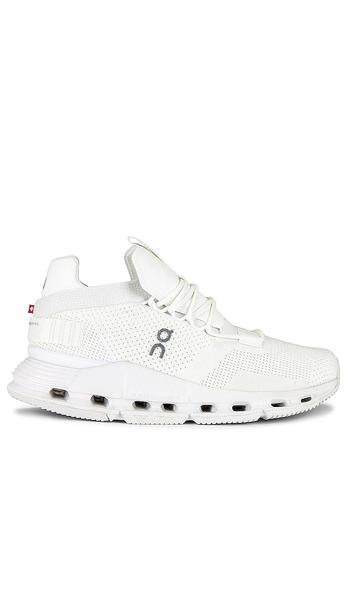 On Cloudnova Sneaker in White - Sur la sneaker Cloudnova en blanc - 白色 Cloudnova 运动鞋 - Auf Cloudnova Sneaker in Weiß - On Cloudnova 스니커즈 화이트 색상 - Su Sneaker Cloudnova in bianco