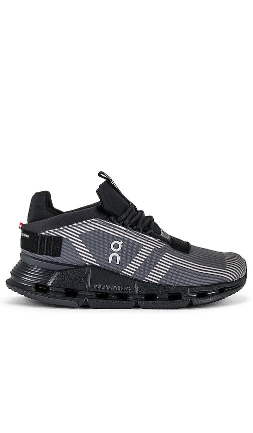 On Cloudnova Void Sneaker in Black - Sur les baskets Cloudnova Void en noir - 黑色 Cloudnova Void 运动鞋 - On Cloudnova Void Sneaker in Schwarz - On Cloudnova Void 스니커즈 블랙 색상 - Su Sneaker Cloudnova Void in nero