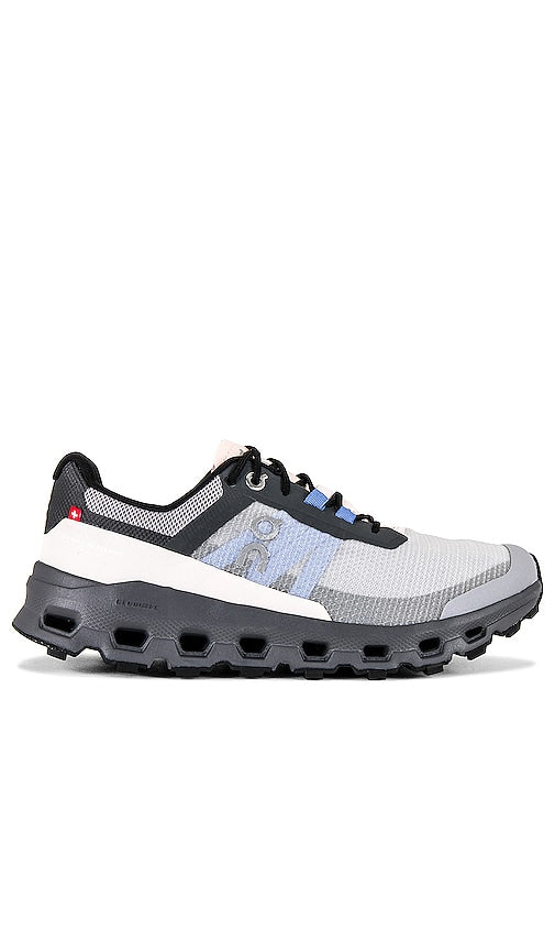 On Cloudvista Sneaker in Grey - Sur la sneaker Cloudvista en gris - 灰色 Cloudvista 运动鞋 - On Cloudvista Sneaker in Grau - On Cloudvista 스니커즈 그레이 색상 - Su Sneaker Cloudvista in grigio