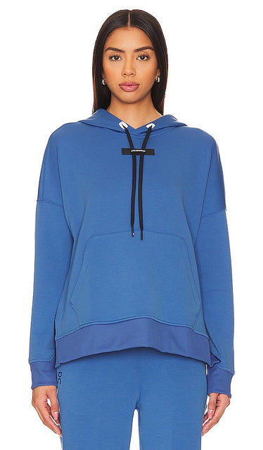 On Hoodie in Blue - Sur le sweat à capuche en bleu - 蓝色连帽衫 - Auf Hoodie in Blau - 파란색 후드티에 - Sulla felpa con cappuccio in blu