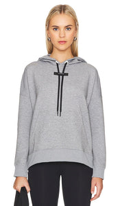 On Hoodie in Grey - Sur le sweat à capuche en gris - 灰色连帽衫 - Auf Hoodie in Grau - 온후디 그레이 색상 - Sulla felpa con cappuccio in grigio