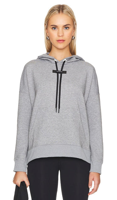 On Hoodie in Grey - Sur le sweat à capuche en gris - 灰色连帽衫 - Auf Hoodie in Grau - 온후디 그레이 색상 - Sulla felpa con cappuccio in grigio