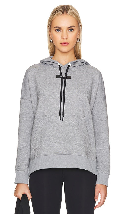 On Hoodie in Grey - Sur le sweat à capuche en gris - 灰色连帽衫 - Auf Hoodie in Grau - 온후디 그레이 색상 - Sulla felpa con cappuccio in grigio