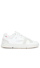 On Roger Clubhouse Sneaker in White - Sur la sneaker Roger Clubhouse en blanc - Roger Clubhouse 白色运动鞋 - Auf Roger Clubhouse Sneaker in Weiß - On Roger Clubhouse 스니커즈 화이트 색상 - Su Sneaker Roger Clubhouse in bianco