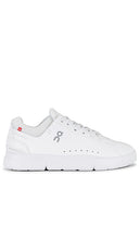 On the Roger Advantage Sneaker in White - Sur la sneaker Roger Advantage en blanc - 白色 Roger Advantage 运动鞋 - Auf dem Roger Advantage Sneaker in Weiß - Roger Advantage 흰색 운동화에 대하여 - Sulla sneaker Roger Advantage in bianco