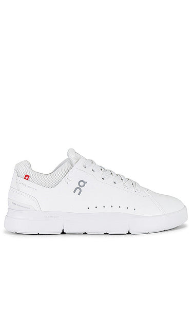 On the Roger Advantage Sneaker in White - Sur la sneaker Roger Advantage en blanc - 白色 Roger Advantage 运动鞋 - Auf dem Roger Advantage Sneaker in Weiß - Roger Advantage 흰색 운동화에 대하여 - Sulla sneaker Roger Advantage in bianco
