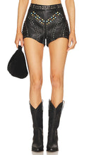 One Teaspoon Studded Jewel High Waist Leather Short in Black - Short en cuir taille haute à bijoux cloutés One Teaspoon en noir - 一茶匙镶嵌宝石黑色高腰皮革短裤 - One Teaspoon Ledershorts mit hoher Taille und Nietenbesatz in Schwarz - One Teaspoon Studded Jewel 하이웨이스트 가죽 쇼트(블랙) - Pantaloncini in pelle a vita alta con gioiello tempestato di un cucchiaino in nero