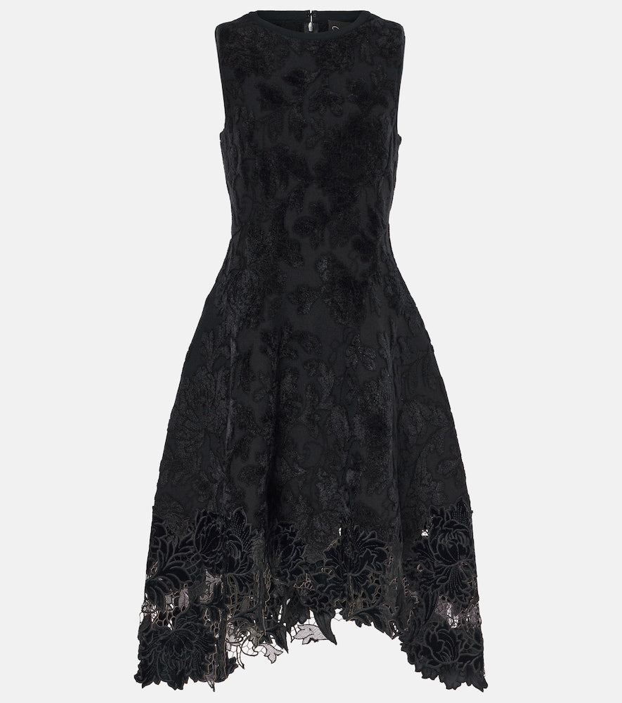 Oscar de la Renta Guipure lace and velvet jacquard gown. Oscar de la Renta 凸花蕾丝天鹅绒提花礼服