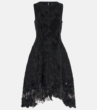 Oscar de la Renta Guipure lace and velvet jacquard gown. Oscar de la Renta 凸花蕾丝天鹅绒提花礼服