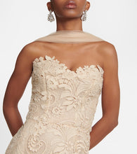 Oscar de la Renta Off-shoulder guipure lace gown