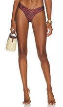 Ostra Brasil High Cut Bikini Bottom in Burgundy - Bas de bikini coupe haute Ostra Brasil en bordeaux - Ostra Brasil 酒红色高叉比基尼泳裤 - Hochgeschnittenes Bikiniunterteil von Ostra Brasil in Burgunderrot - Ostra Brasil 하이컷 비키니 하의 - Slip bikini a taglio alto Ostra Brasil bordeaux