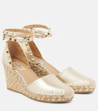 Valentino Garavani Rockstud metallic leather espadrille wedges - Valentino Garavani Rockstud 金属皮革坡跟草编鞋