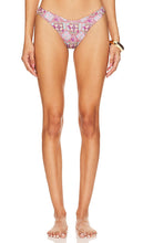 PEIXOTO Shelley Cheeky Bikini Bottom in Pink - PEIXOTO - Bas de bikini coquin Shelley en rose - PEIXOTO Shelley Cheeky 粉色比基尼泳裤 - PEIXOTO Shelley Cheeky Bikinihose in Rosa - PEIXOTO Shelley 치키 비키니 하의 핑크 색상 - PEIXOTO Slip bikini sfacciato Shelley in rosa