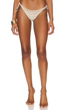 PEIXOTO x REVOLVE Tonie Bikini Bottom in Taupe - PEIXOTO x REVOLVE Bas de Bikini Tonie en Taupe - PEIXOTO x REVOLVE Tonie 灰褐色比基尼泳裤 - PEIXOTO x REVOLVE Tonie Bikinihose in Taupe - PEIXOTO x REVOLVE Tonie 비키니 하의 in Taupe - Slip bikini PEIXOTO x REVOLVE Tonie color talpa