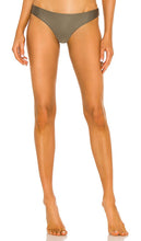PQ Basic Ruched Teeny Bikini Bottom in Army - PQ Basic - Bas de bikini froncé pour petite taille - Armée - PQ 基本款军色褶皱小比基尼下裤 - PQ Basic Ruched Teeny Bikinihose in Army - PQ 베이직 주름 장식이 있는 티니 비키니 하의 in Army - PQ Basic - Fondo bikini per ragazzi con ruche in stile militare