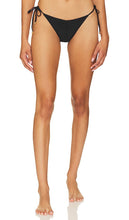 PQ Ruched Tie Teeny Bikini Bottom in Black - Bas de bikini Teeny froncé noué PQ en noir - PQ 黑色褶饰系带小号比基尼泳裤 - PQ geraffte Teeny-Bikinihose in Schwarz - PQ 러쉬드 타이 틴니 비키니 하의 블랙 색상 - Fondo bikini teenager con cravatta arricciata PQ in nero
