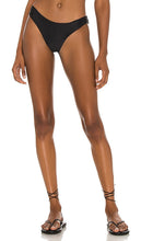 PQ x REVOLVE Basic Ruched Teeny Bikini Bottom in Black - PQ x REVOLVE Bas de Bikini Teeny froncé Basic en Noir - PQ x REVOLVE 基本款黑色褶皱丁字比基尼泳裤 - PQ x REVOLVE Basic Ruched Teeny Bikinihose in Schwarz - PQ x REVOLVE 베이직 주름 장식이 있는 티니 비키니 하의 블랙 색상 - PQ x REVOLVE Fondo bikini basic con ruche per adolescenti in nero