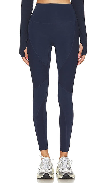 P.E Nation Free Play Legging in Navy - Legging P.E Nation Free Play en bleu marine - P.E Nation Free Play 海军蓝打底裤 - P.E Nation Free Play Legging in Marineblau - P.E Nation 프리플레이 레깅스 색상 - Legging per il gioco libero di P.E Nation in blu marino