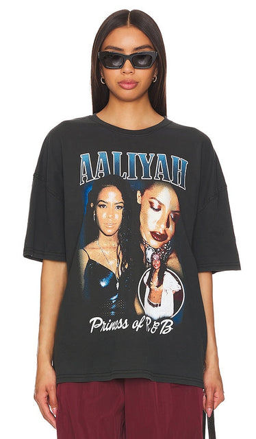 Philcos Aaliyah Princess Of R&B Oversized Tee in Black - Philcos - Aaliyah Princess Of R&B - T-shirt oversize - Noir - Philcos Aaliyah Princess Of R&B 黑色超大 T 恤 - Philcos Aaliyah Princess Of R&B Übergroßes T-Shirt in Schwarz - Philcos Aaliyah Princess Of R&B 오버사이즈 티셔츠 블랙 색상 - Maglietta oversize di Philcos Aaliyah Princess Of R&B in nero
