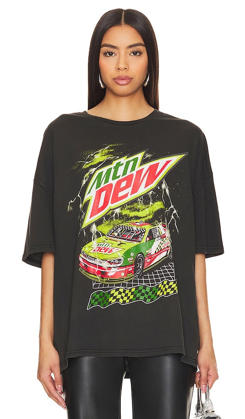 Philcos Mountain Dew Racing Oversized Tee in Black - Philcos - Mountain Dew Racing - T-shirt surdimensionné - Noir - Philcos Mountain Dew Racing 黑色超大 T 恤 - Philcos Mountain Dew Racing Übergroßes T-Shirt in Schwarz - Philcos Mountain Dew Racing 오버사이즈 티셔츠 블랙 색상 - Maglietta oversize Philcos Mountain Dew Racing in nero