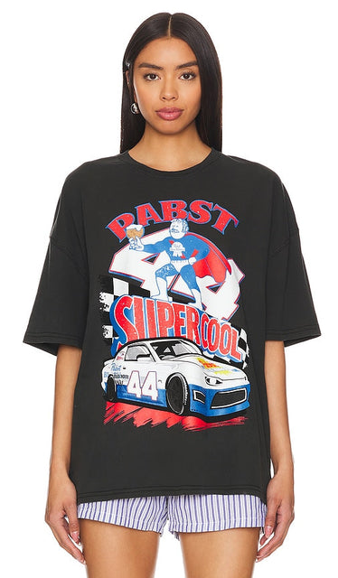 Philcos Pabst Supercool Racing Oversized Tee in Black - Philcos - Pabst Supercool Racing - T-shirt surdimensionné - Noir - Philcos Pabst Supercool Racing 黑色超大 T 恤 - Philcos Pabst Supercool Racing Übergroßes T-Shirt in Schwarz - Philcos Pabst Supercool Racing 오버사이즈 티셔츠 블랙 색상 - Maglietta oversize Supercool Racing di Philcos Pabst in nero
