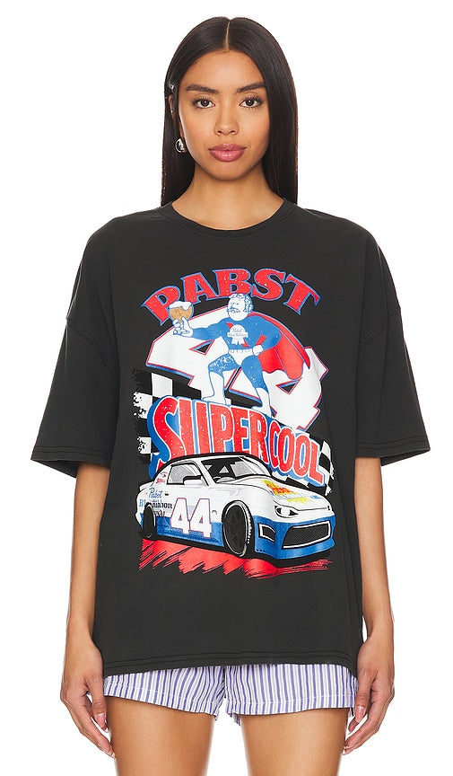 Philcos Pabst Supercool Racing Oversized Tee in Black - Philcos - Pabst Supercool Racing - T-shirt surdimensionné - Noir - Philcos Pabst Supercool Racing 黑色超大 T 恤 - Philcos Pabst Supercool Racing Übergroßes T-Shirt in Schwarz - Philcos Pabst Supercool Racing 오버사이즈 티셔츠 블랙 색상 - Maglietta oversize Supercool Racing di Philcos Pabst in nero