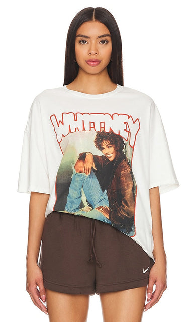 Philcos Whitney Houston Smile Oversized Tee in White - Philcos - Whitney Houston - T-shirt oversize Smile - Blanc - Philcos Whitney Houston 微笑超大白色 T 恤 - Philcos Whitney Houston Smile Übergroßes T-Shirt in Weiß - Philcos Whitney Houston 스마일 오버사이즈 티셔츠 화이트 색상 - Maglietta oversize Philcos Whitney Houston Smile in bianco