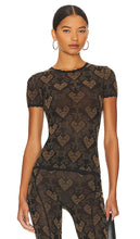 Poster Girl Scarlett Tee Flocked Mesh Fitted T-Shirt in Brown - Poster Girl - Scarlett Tee - T-shirt ajusté en maille floquée - Marron - 海报女孩 Scarlett T 恤植绒网布合身 T 恤棕色 - Poster Girl Scarlett Tee Beflocktes Mesh-T-Shirt in Braun - Poster Girl Scarlett Tee 플록 메쉬 핏 티셔츠 브라운 색상 - T-shirt aderente in rete floccata Poster Girl Scarlett Tee in marrone