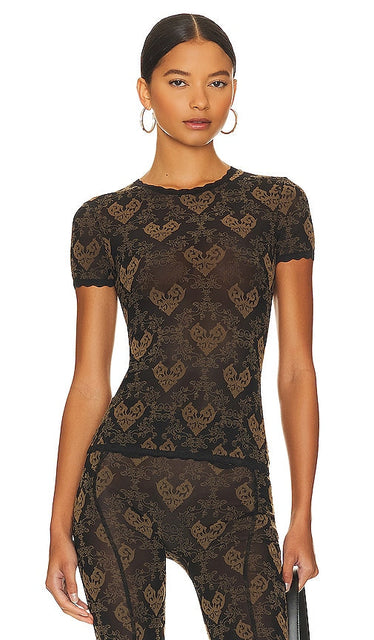 Poster Girl Scarlett Tee Flocked Mesh Fitted T-Shirt in Brown - Poster Girl - Scarlett Tee - T-shirt ajusté en maille floquée - Marron - 海报女孩 Scarlett T 恤植绒网布合身 T 恤棕色 - Poster Girl Scarlett Tee Beflocktes Mesh-T-Shirt in Braun - Poster Girl Scarlett Tee 플록 메쉬 핏 티셔츠 브라운 색상 - T-shirt aderente in rete floccata Poster Girl Scarlett Tee in marrone