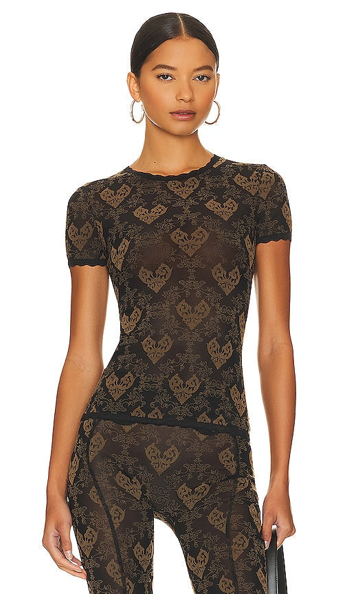 Poster Girl Scarlett Tee Flocked Mesh Fitted T-Shirt in Brown - Poster Girl - Scarlett Tee - T-shirt ajusté en maille floquée - Marron - 海报女孩 Scarlett T 恤植绒网布合身 T 恤棕色 - Poster Girl Scarlett Tee Beflocktes Mesh-T-Shirt in Braun - Poster Girl Scarlett Tee 플록 메쉬 핏 티셔츠 브라운 색상 - T-shirt aderente in rete floccata Poster Girl Scarlett Tee in marrone