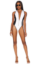 Pursuit the Label Rash Suit in White - Rashsuit Pursuit the Label en blanc - 追求白色标签 Rash 套装 - Entdecken Sie den Label Rash Suit in Weiß - Pursuit the Label Rash 슈트 화이트 색상 - Insegui la tuta rash Label in bianco