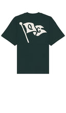Quiet Golf Pennant T-Shirt in Dark Green - T-shirt Pennant Quiet Golf en vert foncé - 深绿色安静高尔夫三角旗 T 恤 - Quiet Golf Wimpel-T-Shirt in Dunkelgrün - 콰이어트 골프 페넌트 티셔츠(다크 그린 색상) - T-shirt da golf tranquilla con stendardo in verde scuro