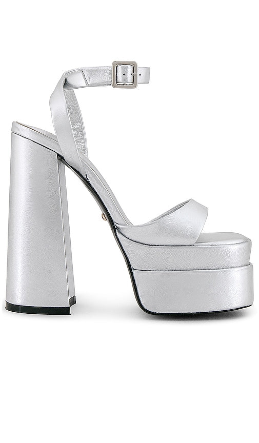 RAYE Casia Ankle Strap Platform in Metallic Silver - Plateforme RAYE Casia avec bride de cheville en argent métallisé - RAYE Casia 金属银踝带厚底鞋 - RAYE Casia Knöchelriemen-Plateau in Metallic-Silber - RAYE Casia 앵클 스트랩 플랫폼 메탈릭 실버 소재 - Piattaforma con cinturino alla caviglia RAYE Casia in argento metallizzato