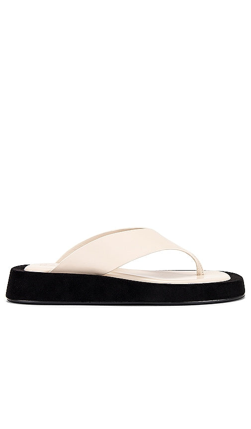 RAYE Chris Sandal in Beige - RAYE Chris Sandale en Beige - RAYE Chris 米色凉鞋 - RAYE Chris Sandale in Beige - RAYE 크리스 샌들 베이지 색상 - Sandalo Chris RAYE in beige