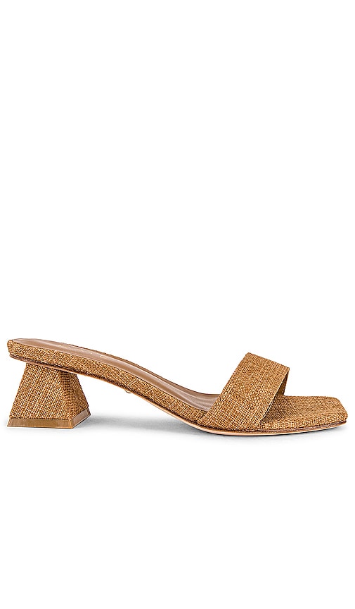RAYE Julie Heel in Nude - RAYE Julie Talon en Nude - RAYE Julie Heel 裸体 - RAYE Julie Heel in Nackt - RAYE 줄리 힐 누드 - RAYE Julie Heel nuda