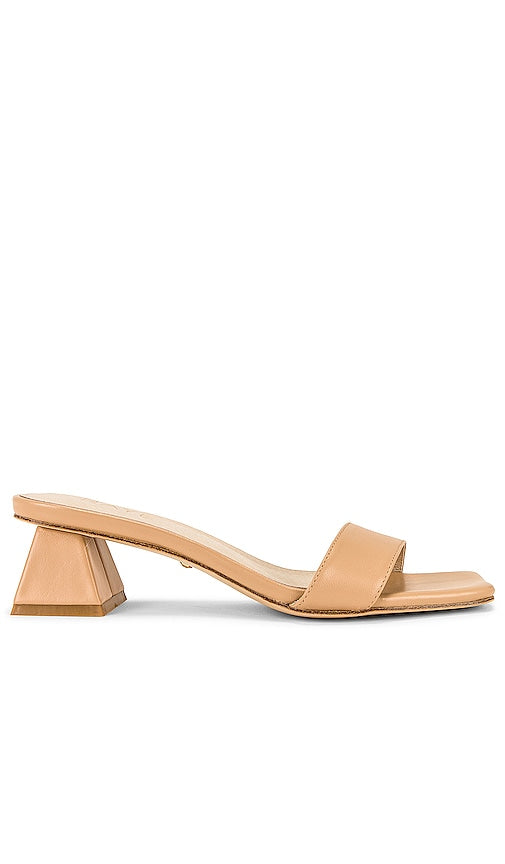 RAYE Julie Heel in Nude - RAYE Julie Talon en Nude - RAYE Julie Heel 裸体 - RAYE Julie Heel in Nackt - RAYE 줄리 힐 누드 - RAYE Julie Heel nuda