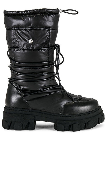 RAYE Mountain Boot in Black - Botte de montagne RAYE en noir - RAYE 黑色山地靴 - RAYE Bergstiefel in Schwarz - RAYE 마운틴 부츠블랙 색상 - Scarpone da montagna RAYE in nero