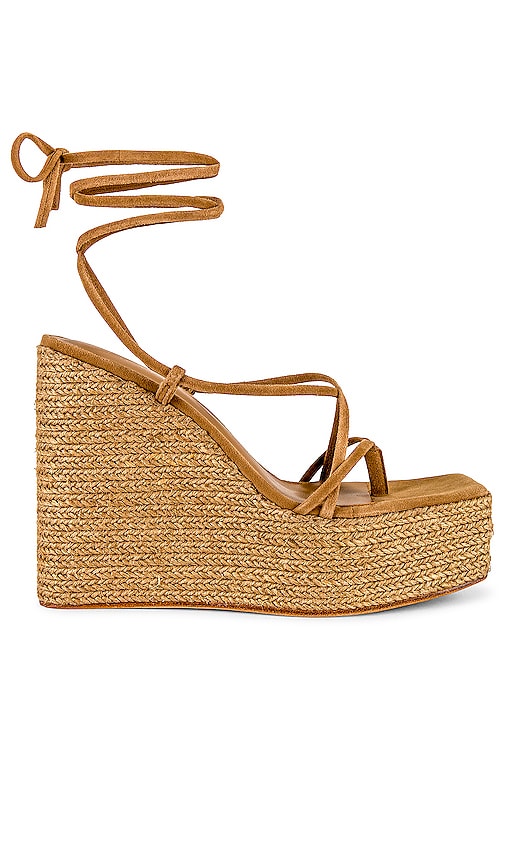 RAYE Saige Wedge in Tan - Chaussures compensées RAYE Saige en beige - 黄褐色 RAYE Saige 坡跟鞋 - RAYE Saige Wedge in Hellbraun - RAYE Saige 웨지 색상 - Zeppa RAYE Saige in marrone chiaro