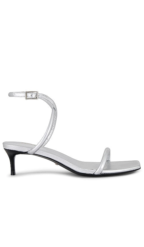 RAYE Zaha Sandal in Metallic Silver - Sandale RAYE Zaha en argent métallisé - RAYE Zaha 金属银凉鞋 - RAYE Zaha Sandale in Metallic-Silber - RAYE Zaha 샌들 메탈릭 실버 소재 - Sandalo RAYE Zaha in argento metallizzato