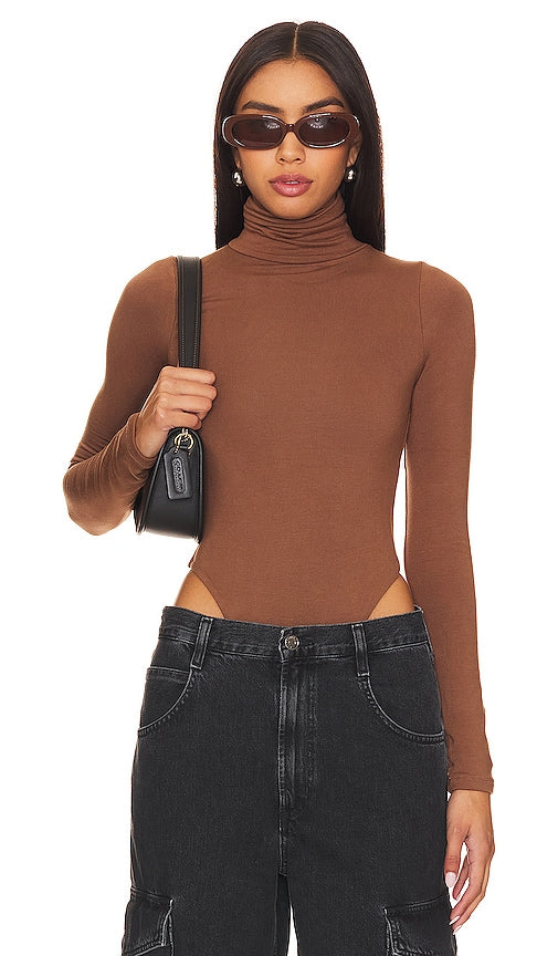 RE ONA Turtleneck Bodysuit in Brown - RE ONA Body à col roulé en marron - RE ONA 棕色高领连体衣 - RE ONA Rollkragen-Body in Braun - RE ONA 브라운 터틀넥 바디수트 - Body RE ONA a collo alto in marrone