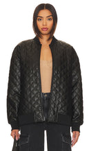 REMI x REVOLVE Ellen Quilted Bomber Jacket in Black - REMI x REVOLVE Blouson Bomber Matelassé Ellen en Noir - REMI x REVOLVE Ellen 黑色绗缝飞行员夹克 - REMI x REVOLVE Ellen gesteppte Bomberjacke in Schwarz - REMI x REVOLVE Ellen 퀼팅 보머 재킷블랙 색상 - Giubbotto bomber trapuntato REMI x REVOLVE Ellen in nero