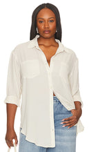 REMI x REVOLVE Michelle Button Up Shirt in Cream - REMI x REVOLVE Chemise boutonnée Michelle en Crème - REMI x REVOLVE Michelle 奶油色纽扣衬衫 - REMI x REVOLVE Michelle Button-up-Hemd in Creme - REMI x REVOLVE Michelle 버튼업 셔츠 - REMI x REVOLVE Camicia abbottonata Michelle color crema