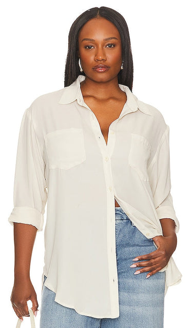 REMI x REVOLVE Michelle Button Up Shirt in Cream - REMI x REVOLVE Chemise boutonnée Michelle en Crème - REMI x REVOLVE Michelle 奶油色纽扣衬衫 - REMI x REVOLVE Michelle Button-up-Hemd in Creme - REMI x REVOLVE Michelle 버튼업 셔츠 - REMI x REVOLVE Camicia abbottonata Michelle color crema