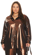 REMI x REVOLVE Yvette Button Up Shirt in Metallic Bronze - REMI x REVOLVE Chemise boutonnée Yvette en bronze métallisé - REMI x REVOLVE Yvette 金属古铜色纽扣衬衫 - REMI x REVOLVE Yvette Button-up-Hemd in Metallic-Bronze - REMI x REVOLVE Yvette 버튼업 셔츠 - Camicia REMI x REVOLVE Yvette con bottoni in bronzo metallizzato