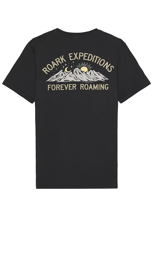 ROARK Roark Expeditions T-shirt in Black - ROARK T-shirt Roark Expeditions en noir - ROARK Roark Expeditions 黑色 T 恤 - ROARK Roark Expeditions T-Shirt in Schwarz - ROARK Roark Expeditions 티셔츠블랙 색상 - ROARK T-shirt Roark Expeditions in nero