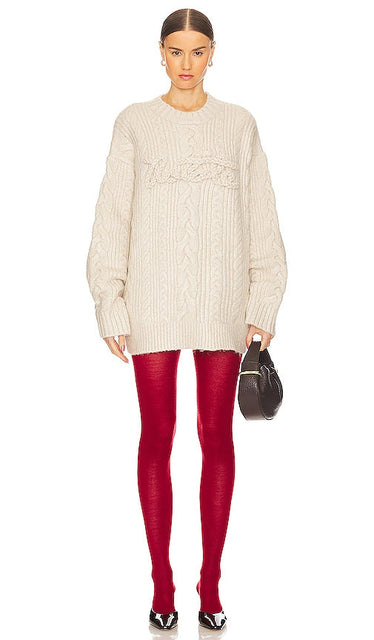 ROTATE Cable Knit Logo Sweater in Ivory - ROTATE - Pull à logo en maille torsadée en ivoire - ROTATE 象牙色绞花针织徽标毛衣 - ROTATE-Pullover mit Zopfmuster und Logo in Elfenbein - ROTATE 케이블 니트 로고 스웨터 아이보리 색상 - Maglione con logo ROTATE in maglia a trecce in avorio