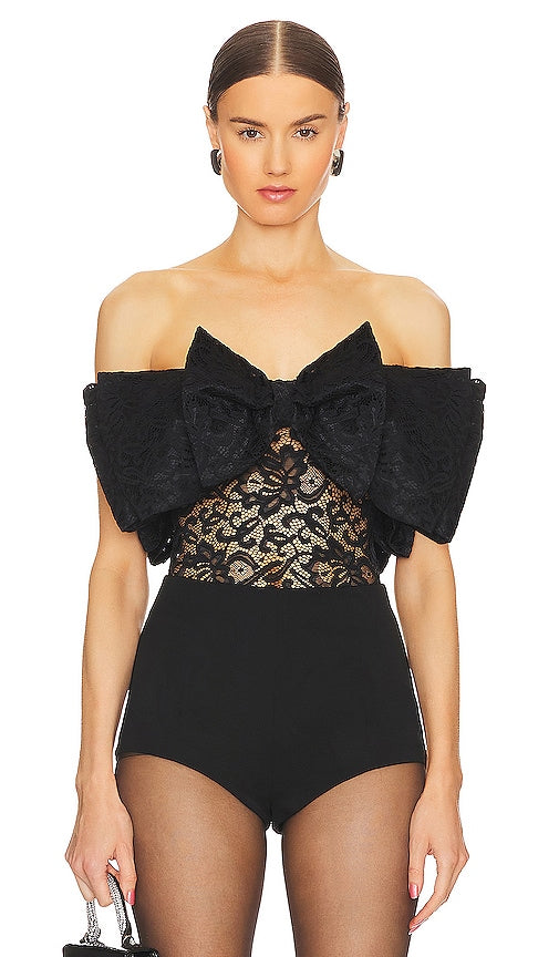 ROTATE Lace Bow Body in Black - ROTATE Body avec nœud en dentelle en noir - ROTATE 黑色蕾丝蝴蝶结紧身衣 - ROTATE Spitzen-Body mit Schleife in Schwarz - ROTATE 레이스 보우 바디 - ROTATE Body con fiocco in pizzo in nero