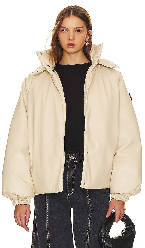 ROTATE SUNDAY Cropped Bomber Jacket in Beige - ROTATE SUNDAY - Blouson aviateur court en beige - ROTATE SUNDAY 米色短款飞行员夹克 - ROTATE SUNDAY Kurz geschnittene Bomberjacke in Beige - ROTATE SUNDAY 크롭 봄버 재킷베이지 색상 - ROTATE SUNDAY Giubbotto bomber corto in beige