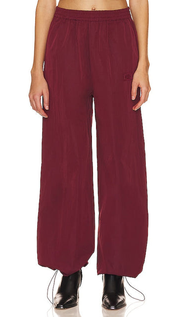 ROTATE SUNDAY Straight Leg Parachute Pants in Burgundy - ROTATE SUNDAY - Pantalon parachute à jambe droite en bordeaux - ROTATE SUNDAY 酒红色直筒降落伞裤 - ROTATE SUNDAY Fallschirmhose mit geradem Bein in Burgund - ROTATE SUNDAY 스트레이트 레그 파라슈트 팬츠 - ROTATE SUNDAY Pantaloni da paracadute a gamba dritta in Borgogna