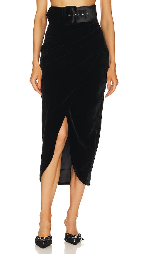 Rozie Corsets Draped Velvet Midi Skirt in Black - Rozie Corsets - Jupe mi-longue drapée en velours noir - Rozie Corsets 黑色垂坠天鹅绒中长半身裙 - Rozie Corsets Drapierter Samt-Midirock in Schwarz - Rozie Corsets 드레이프 벨벳 미디 스커트블랙 색상 - Gonna longuette in velluto drappeggiato Rozie Corsets in nero